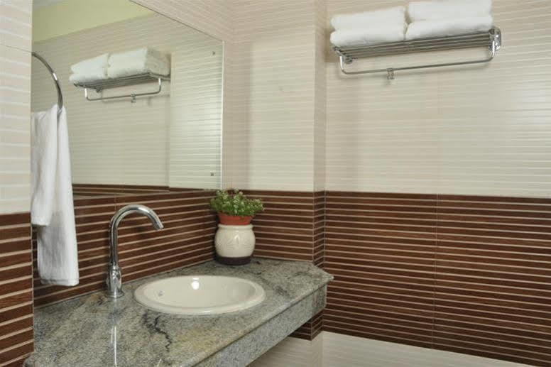 Moments Hotel Calcuta Exterior foto